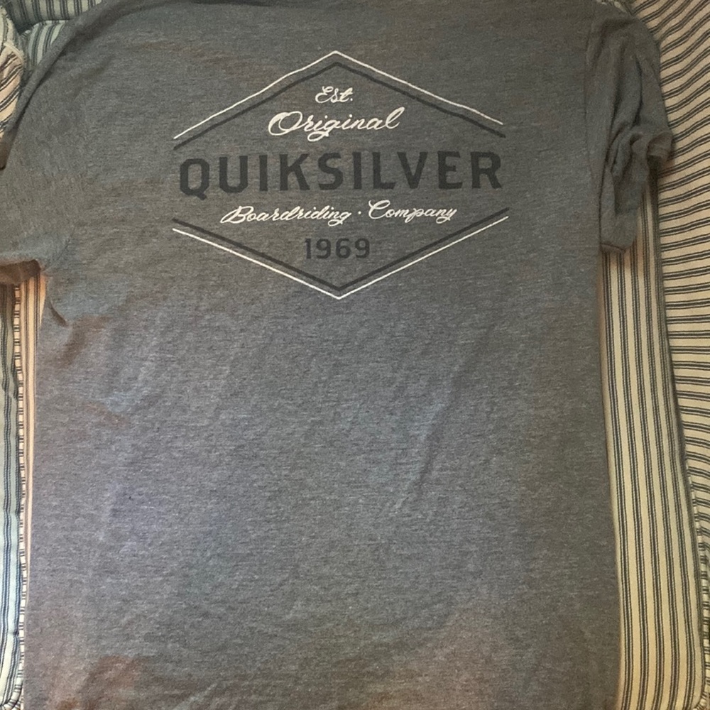 Good condition quicksilver (M) T shirt